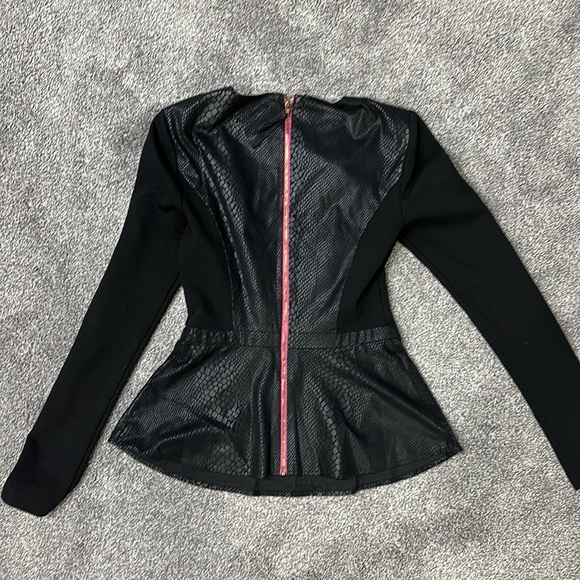 Women’s Guess peplum top - Picture 3 of 3